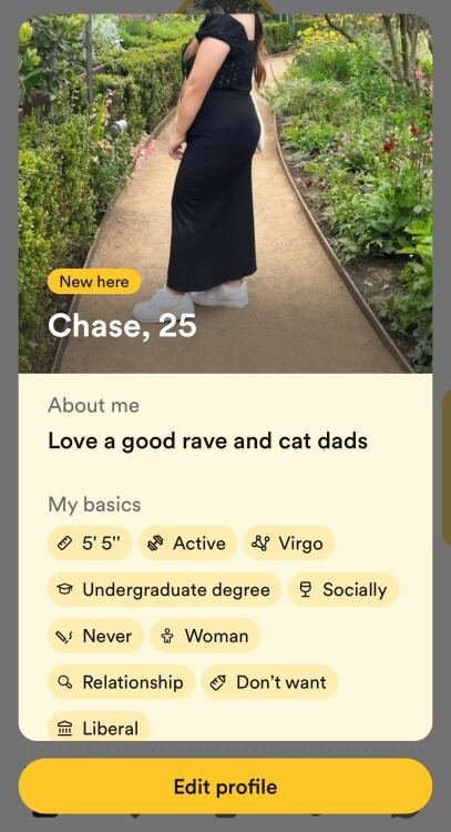 Cette image montre une capture d’écran d’un profil de rencontre pour une personne nommée Chase, âgée de 25 ans. Le profil comprend une photo de Chase de dos, vêtue d'une robe noire et de chaussures blanches, debout sur une allée de jardin entourée de verdure et de fleurs. Le texte du profil indique un amour pour les raves et les papas chats, énumère des détails personnels tels que mesurer 5'5