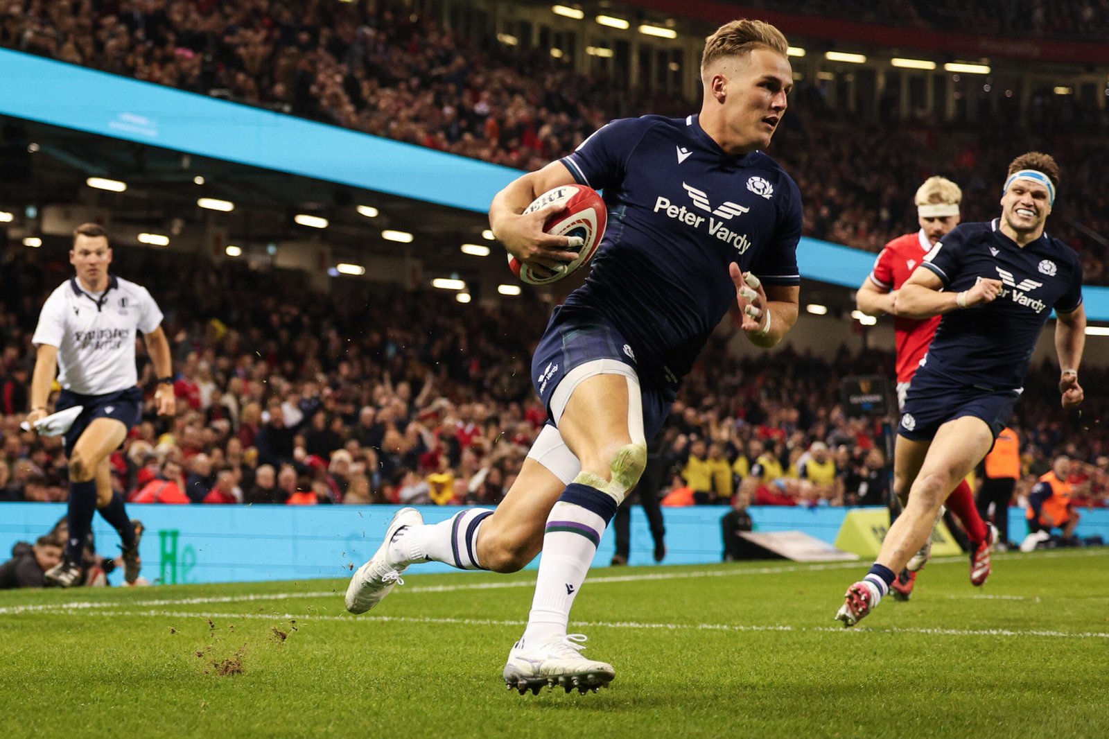 Duhan van der Merwe (C) a marqué deux essais lors de la victoire 27-26 de l'Écosse contre le Pays de Galles