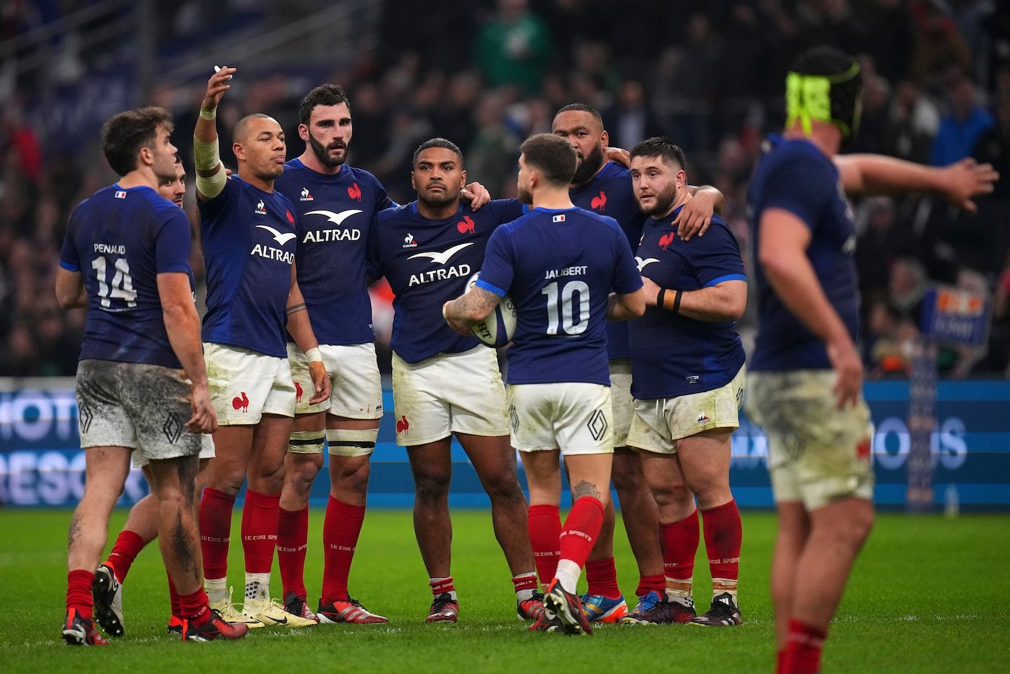 La France humiliée doit battre l’Écosse pour rester dans la course aux Six Nations