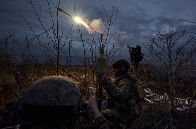 La France va convoquer l'ambassadeur de Russie 1 RÉGION DE BAKHMUT, UKRAINE - 3 NOVEMBRE : L'armée ukrainienne tire des RPG sur les positions ennemies en tant qu'unité militaire spéciale