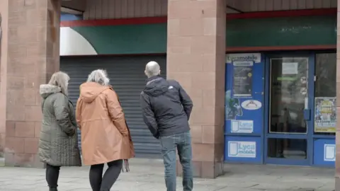 Rose et Jacquie, avec Mark Daly, sont retournés au bureau de poste des Gorbals pour la première fois depuis leur licenciement.