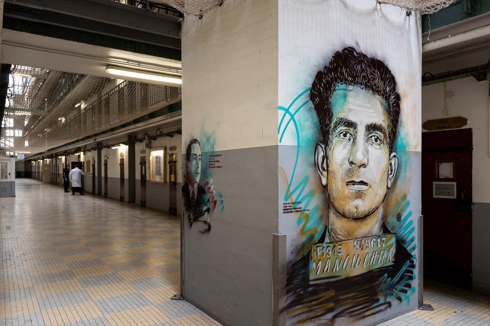 Portraits au pochoir des résistants Pierre Brossolette et Missak Manouchian réalisés par l'artiste C215 à la prison de Fresnes.