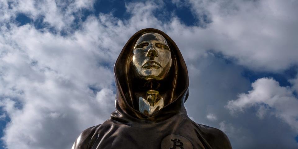 Une statue de Satoshi Nakamoto, pseudonyme présumé utilisé par l'inventeur du Bitcoin, est exposée dans le parc Graphisoft le 22 septembre 2021 à Budapest, en Hongrie.