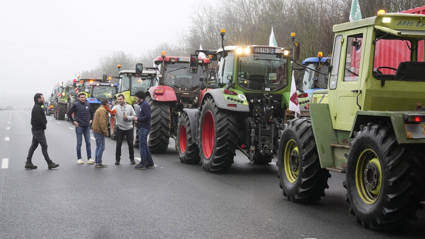 Les agriculteurs français lèvent les barrages routiers autour de Paris après que le Premier ministre a proposé un plan de soutien