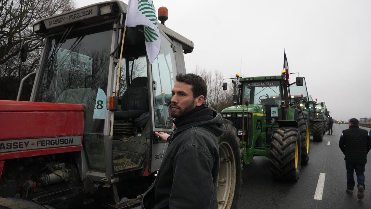 Les agriculteurs français protestataires commencent à lever les blocages après les promesses d’aide du gouvernement