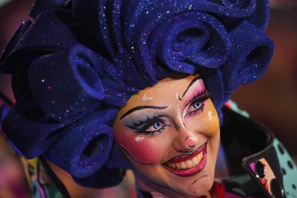 Un danseur défile sur la place Masséna lors de la cérémonie d'ouverture de la 151e édition du Carnaval de Nice, dans le sud de la France, le samedi 17 février 2024. (AP Photo/Daniel Cole)