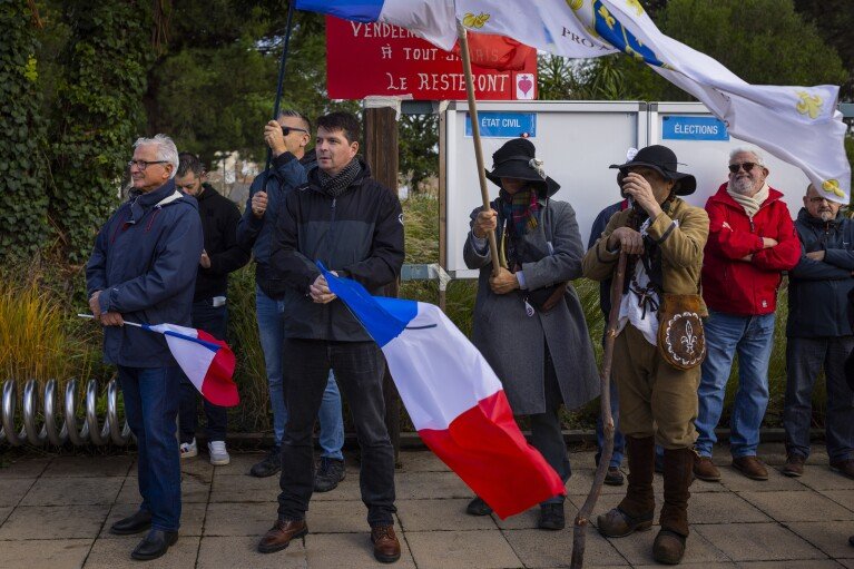 Des gens se rassemblent à Saint-Jean-de-Monts, dans l'ouest de la France, le samedi 4 novembre 2023, à l'appel d'un groupe d'extrême droite contre l'accueil dans la ville de 15 migrants.  (Photo AP/Jeremias Gonzalez)