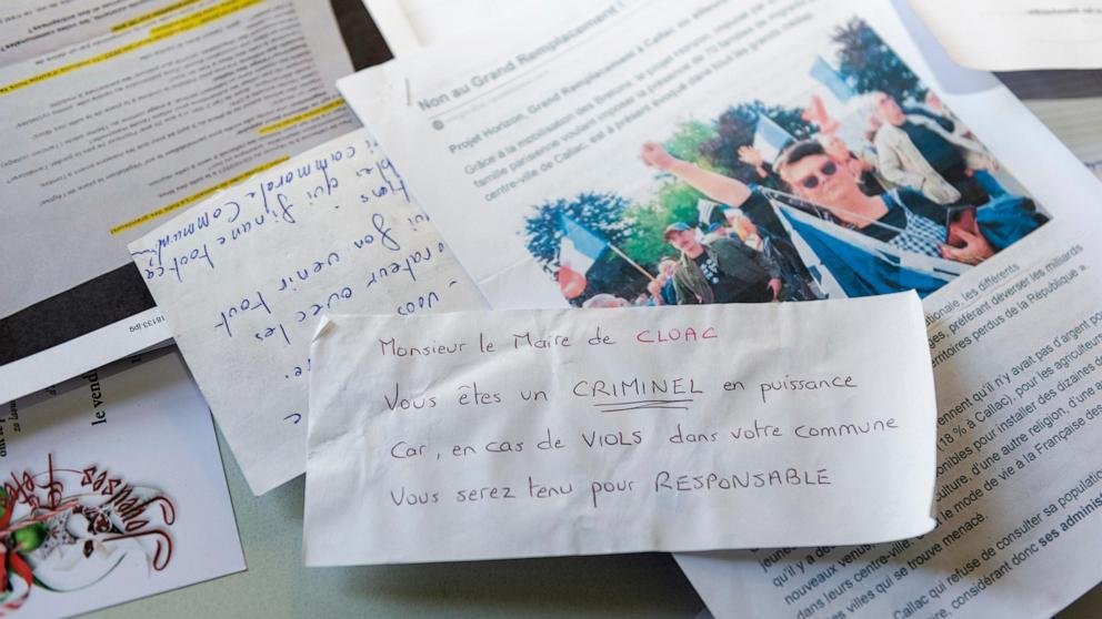Les maires français font face à la violence et à l’intimidation de groupes xénophobes d’extrême droite