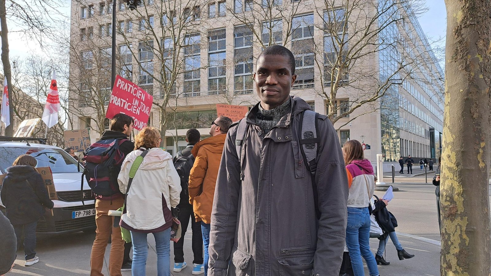Le Dr Aristide Yayi, originaire du Burkina Faso, est venu manifester devant le ministère de la Santé à Paris, en France, pour défendre les droits des médecins étrangers exerçant en France le 15 février 2024.