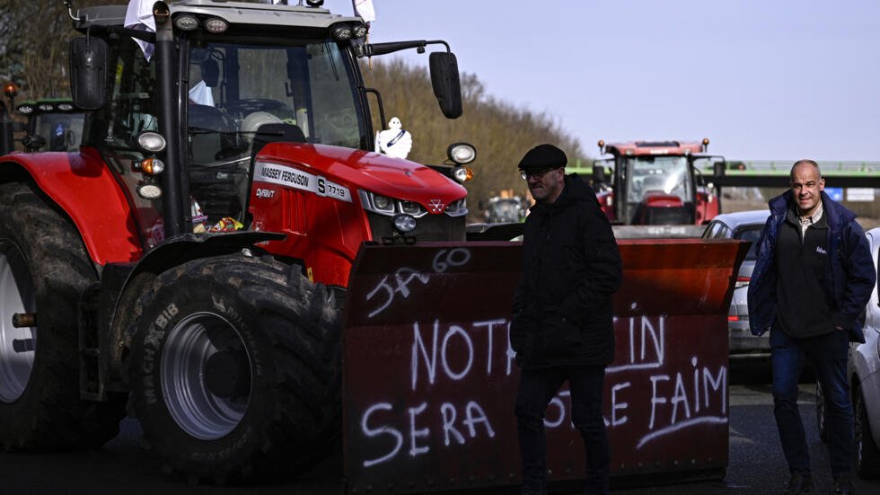 Le prsident du principal syndicat agricole, la FNSEA, Arnaud Rousseau, arrive pour s'adresser aux agriculteurs qui manifestent lors d'un blocage de l'autoroute A16, le 28 janvier 2024.