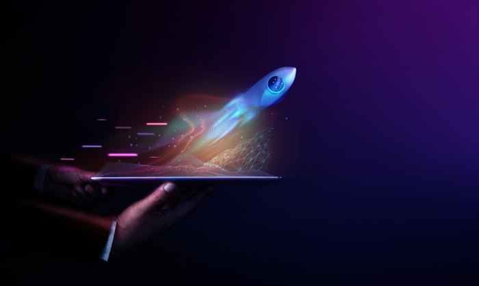 Décollage de la fusée et sortie de la tablette numérique vers l'espace.