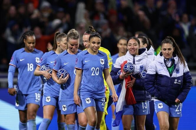 L'équipe de France féminine de football célèbre sa victoire sur l'Allemagne (2-1), en demi-finale de la Ligue des Nations, le 23 février 2024, à Décines-Charpieu (près de Lyon).