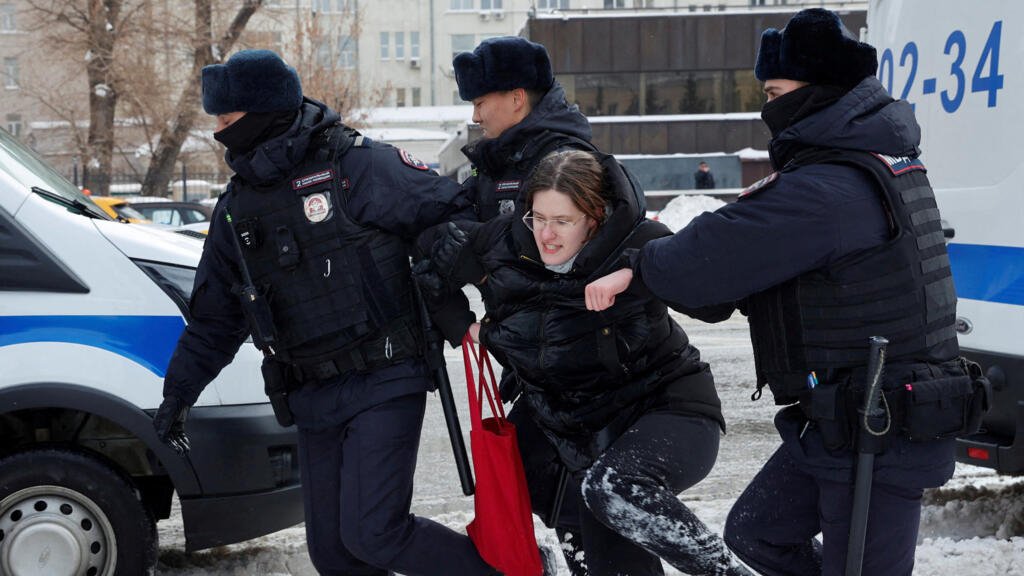 Plus de 400 personnes arrêtées en Russie alors qu’elles rendaient hommage à Navalny