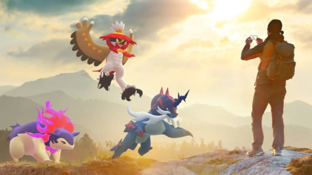 Un entraîneur Pokémon utilise son téléphone pour capturer plusieurs Pokémon, dont Hisuian Samurott, Hisuian Typhlosion et Hisuian Decidueye.