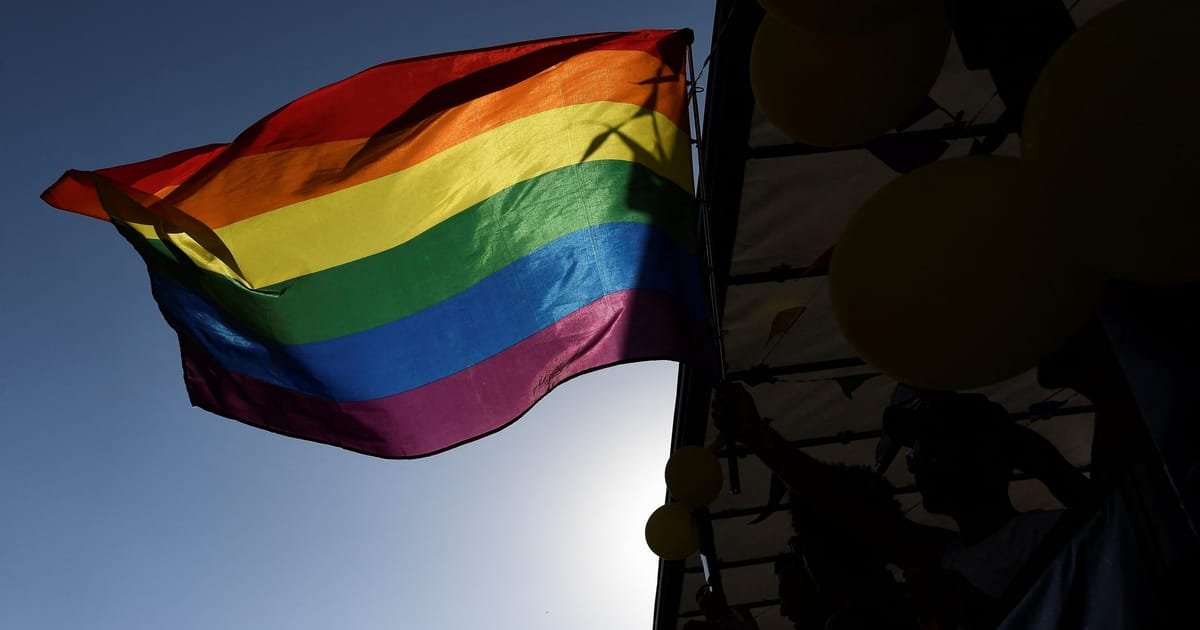 Répression LGBTQ+ de Poutine : un artiste russe condamné à une amende pour avoir arboré un drapeau arc-en-ciel