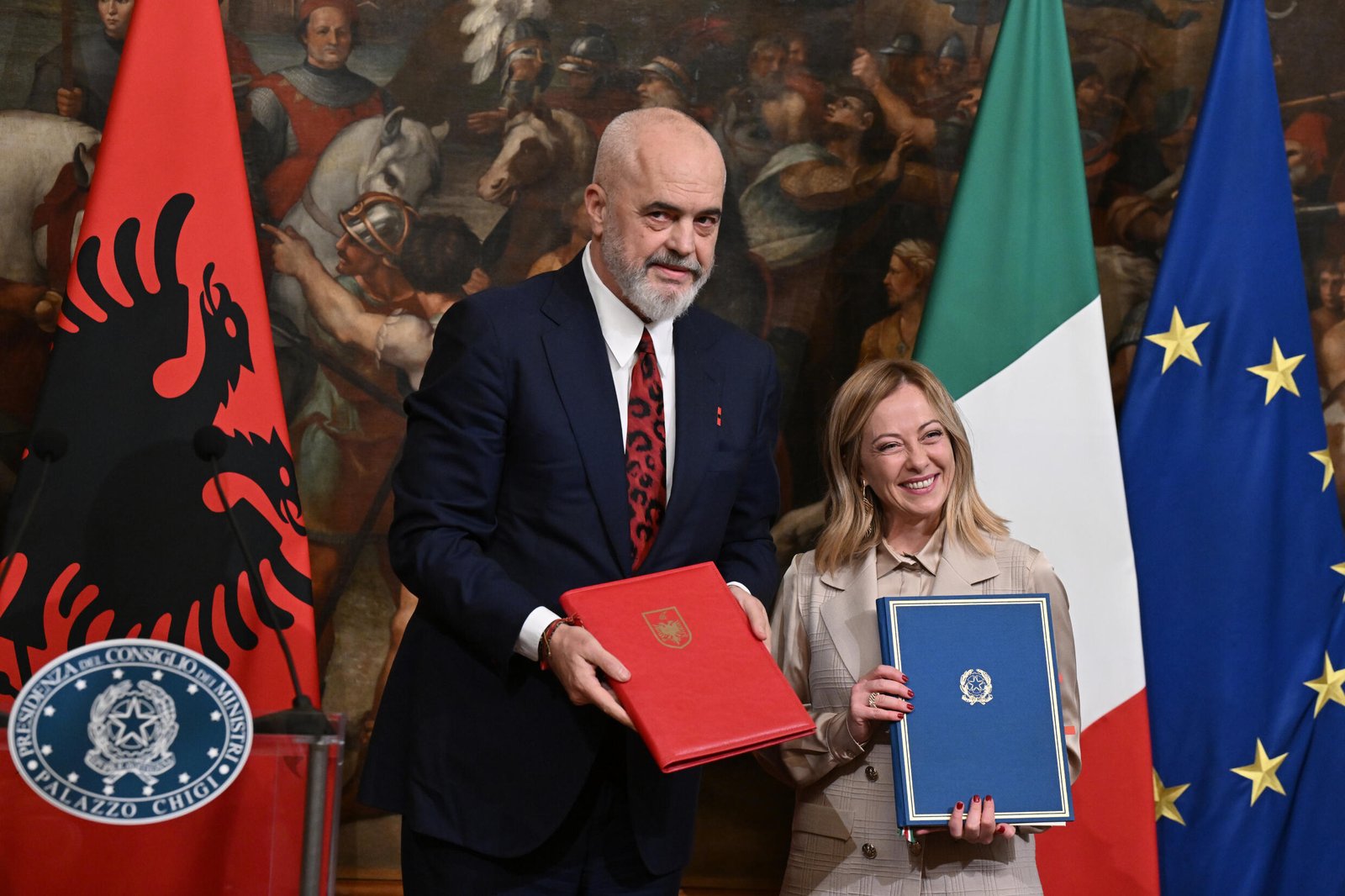 Le Premier ministre albanais Edi Rama (à gauche) a signé un accord controversé sur la migration avec la Première ministre italienne Giorgia Meloni en novembre 2023.