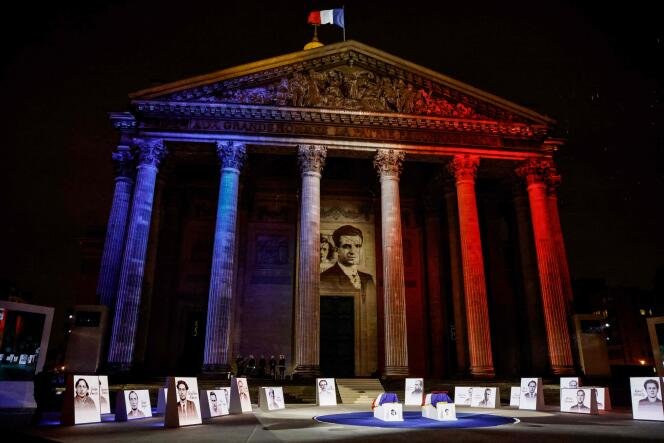 Une photo montre les cercueils déposés à l'extérieur du Panthon lors d'une cérémonie d'État pour l'intronisation au mausolée de Missak Manouchian et de son épouse Mline, à Paris le 21 février 2024.