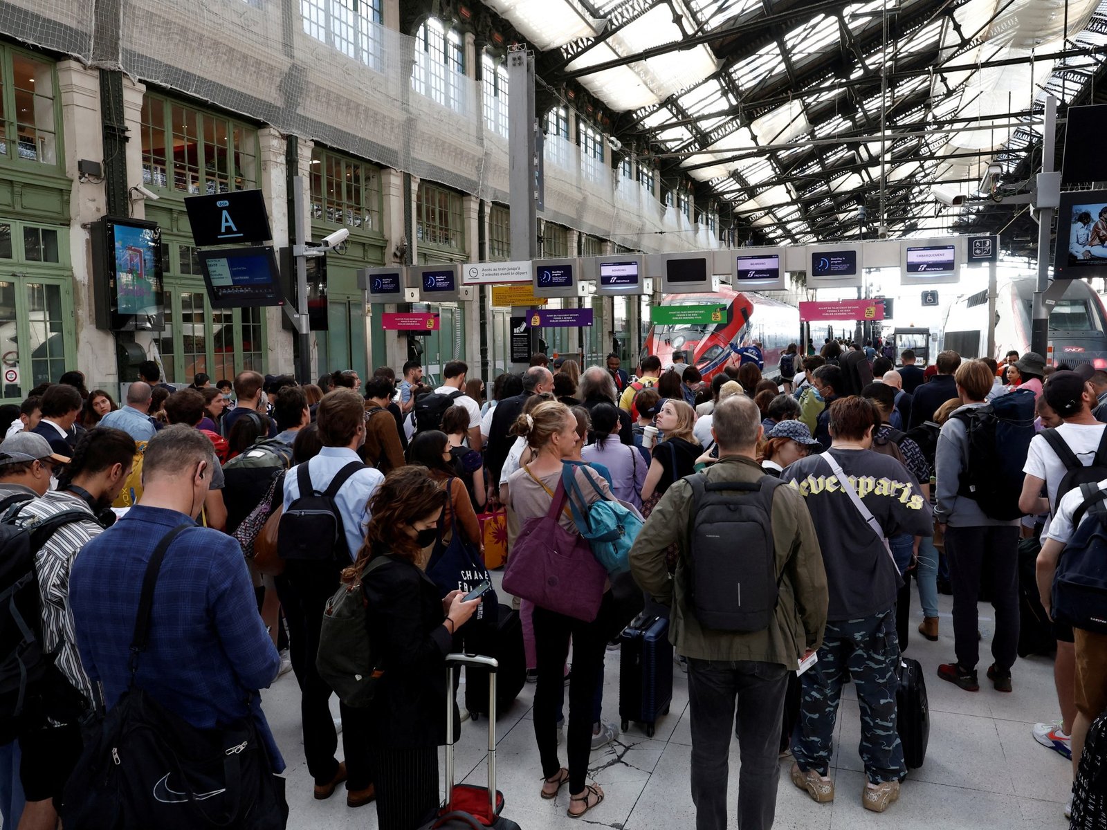 Un homme armé de couteaux et de marteaux a été blessé 3 fois dans une grande gare parisienne