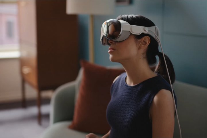 Le Vision Pro a au moins 3 rivaux sérieux en préparation | Tendances numériques 3 Une personne penche la tête lorsqu’elle porte l’Apple Vision Pro.