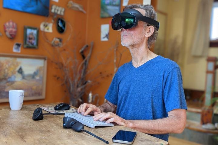 Alan Truly écrit à l'aide d'un Quest Pro avec un clavier et une souris payants.