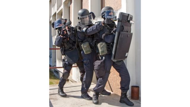 Raids de police contre MISA en France, le 28 novembre 2023. 2. Les étudiants de MISA racontent leur histoire 2 La police d'élite française prépare une entrée dynamique dans la résidence des suspects. Crédits.