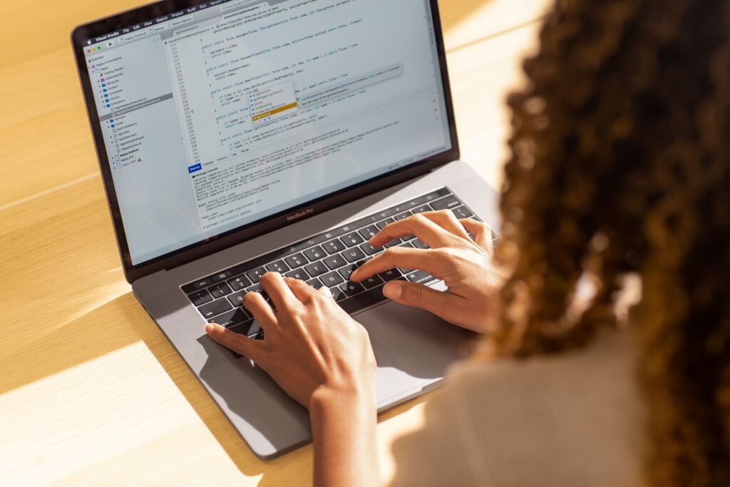 une personne utilisant un ordinateur portable assise sur un bureau