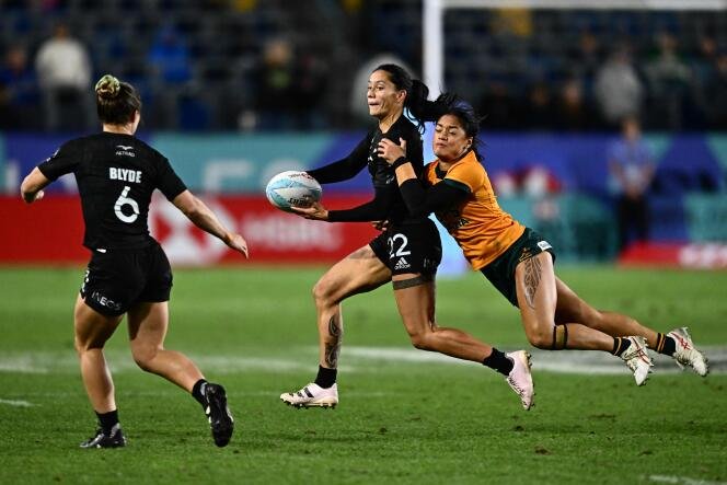 Rugby : la France bat la Grande-Bretagne et remporte le titre masculin du Los Angeles Sevens 2 Shiray Kaka (C), de Nouvelle-Zélande, passe le ballon à Michaela Blyde, de Nouvelle-Zélande, lors du match féminin final du tournoi HSBC Rugby Sevens de Los Angeles 2024 entre la Nouvelle-Zélande et l'Australie au Dignity Health Sports Park à Carson, en Californie, le 3 mars 2024.
