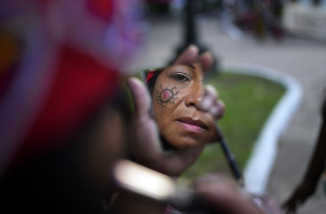 Une femme autochtone Maka se maquille avant de manifester pour la récupération de ses terres ancestrales à Asunción, au Paraguay, le mercredi 1er février 2017.  28 décembre 2024. Le Président de la République des Philippines, Rodrigo Duterte, a dénoncé la construction d'un pont sur le terrain du Président de la République des Philippines, Rodrigo Duterte.  (Photo AP/Jorge Saenz)