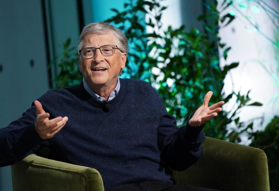 Bill Gates pensait qu’Internet nous rendrait tous plus responsables, mais il s’est rendu compte que cela aidait simplement « une masse critique de fous » à se retrouver.