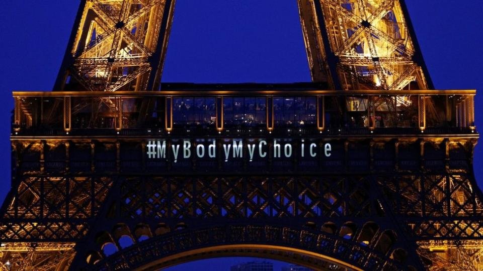 La Tour Eiffel illuminée avec le message
