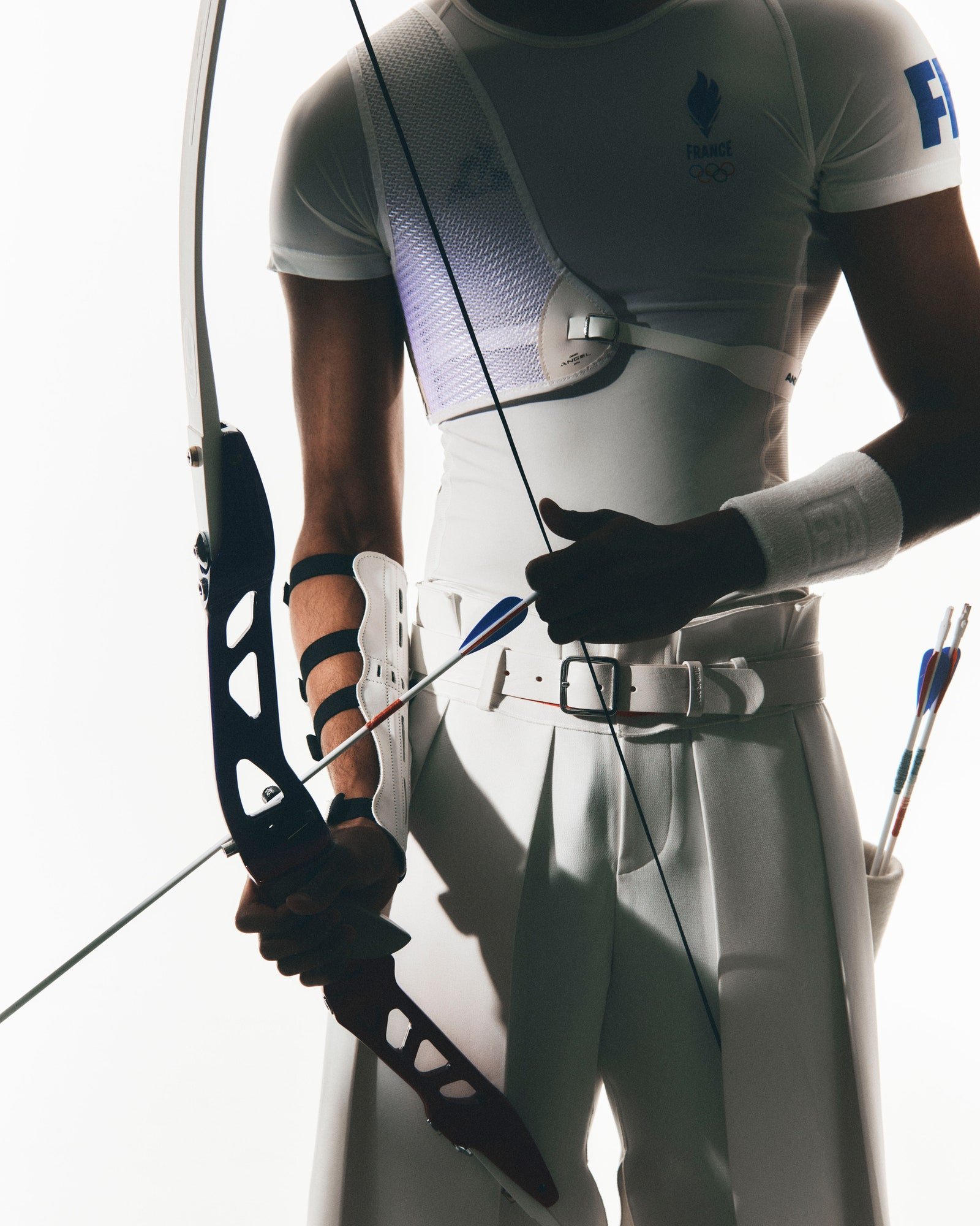 L'image peut contenir Arme Tir à l'arc Arc Sport Archer Personne Vêtements Gant Adulte et Flèche