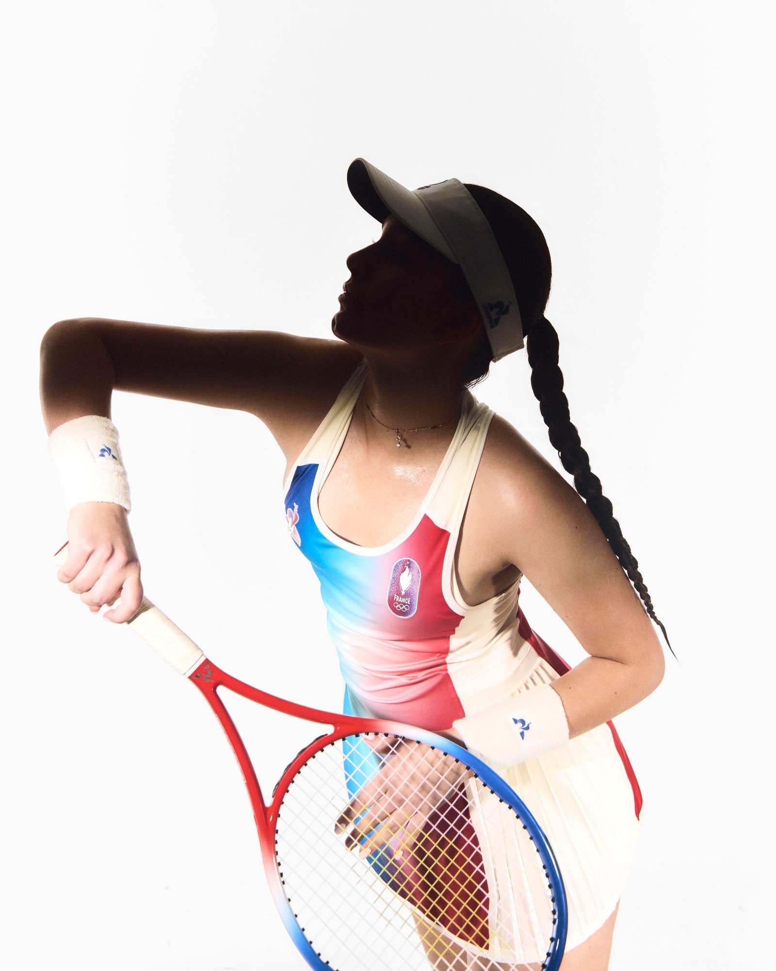 L'image peut contenir des accessoires de raquette de tennis, un sport de raquette, des bijoux, un collier, des vêtements et un chapeau pour personne adulte.
