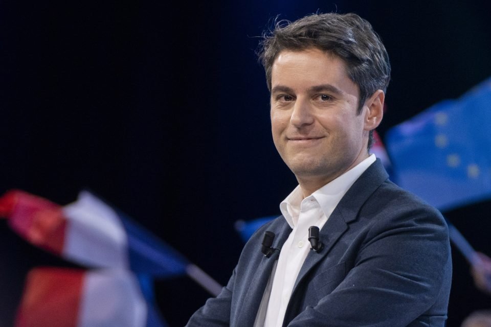 un homme vu souriant