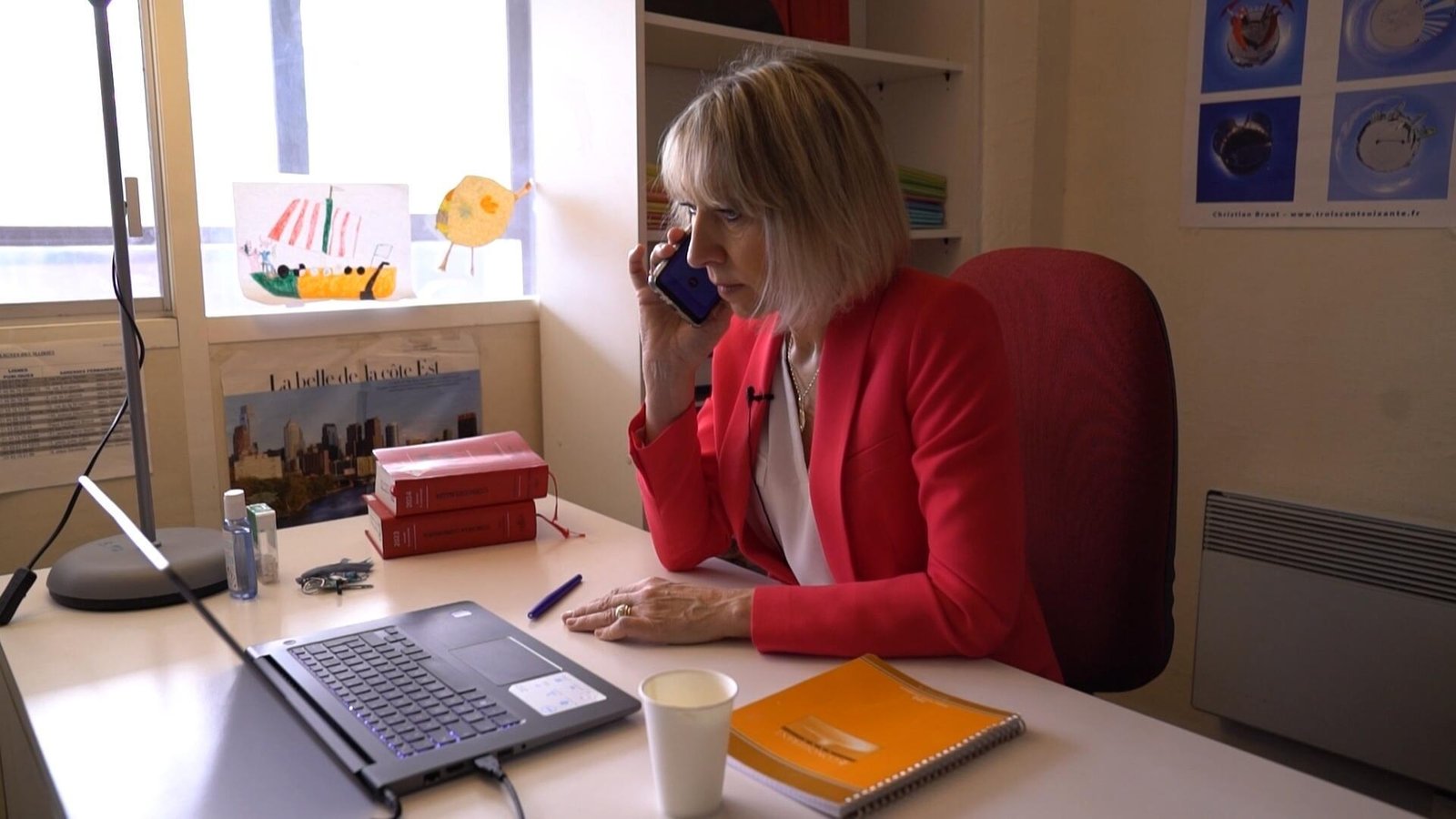 Grâce à une hotline dédiée, la juriste Sophie Morvan aide les locataires qui remettent en question l'intégrité de leur propriétaire.