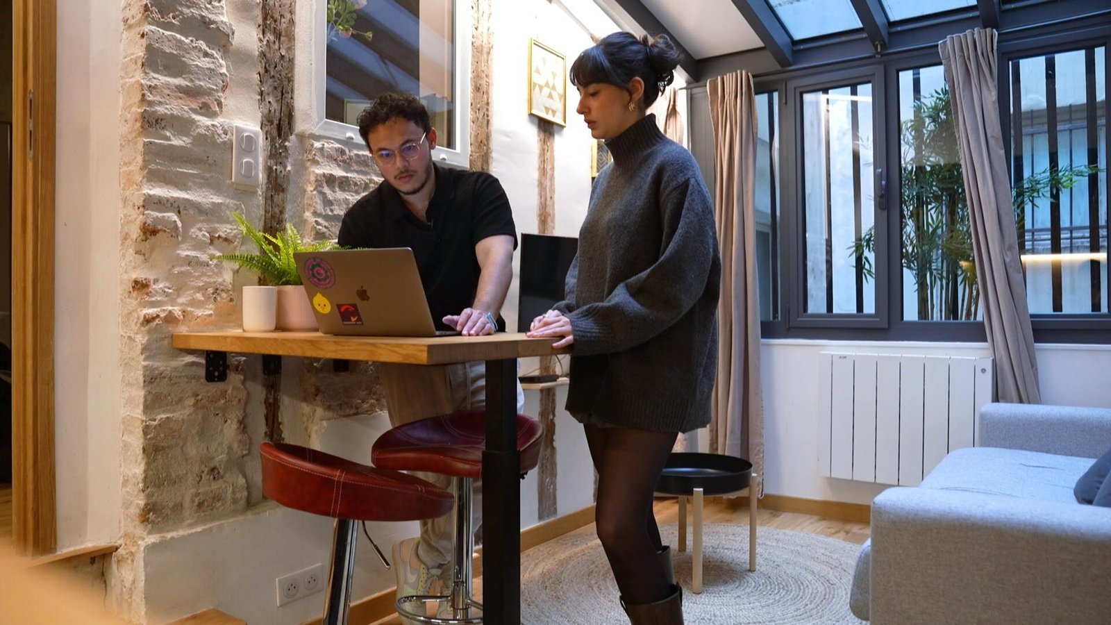 Cyril s'occupe de la recherche d'appartement de Sara pour 250€.