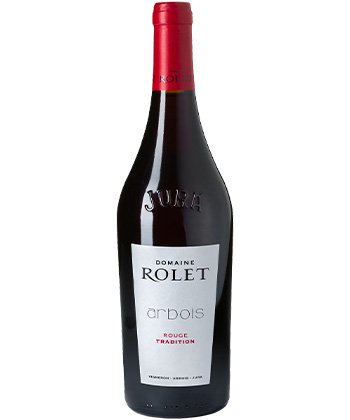 Le Domaine Rolet Arbois Rouge Tradition 2022 est l'un des meilleurs vins rouges du Jura. 