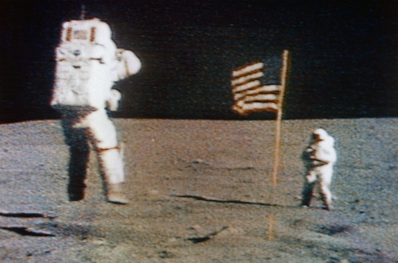Les astronautes d'Apollo 16 John W. Young, à gauche, et Charles M. Duke sur la Lune en avril 1972