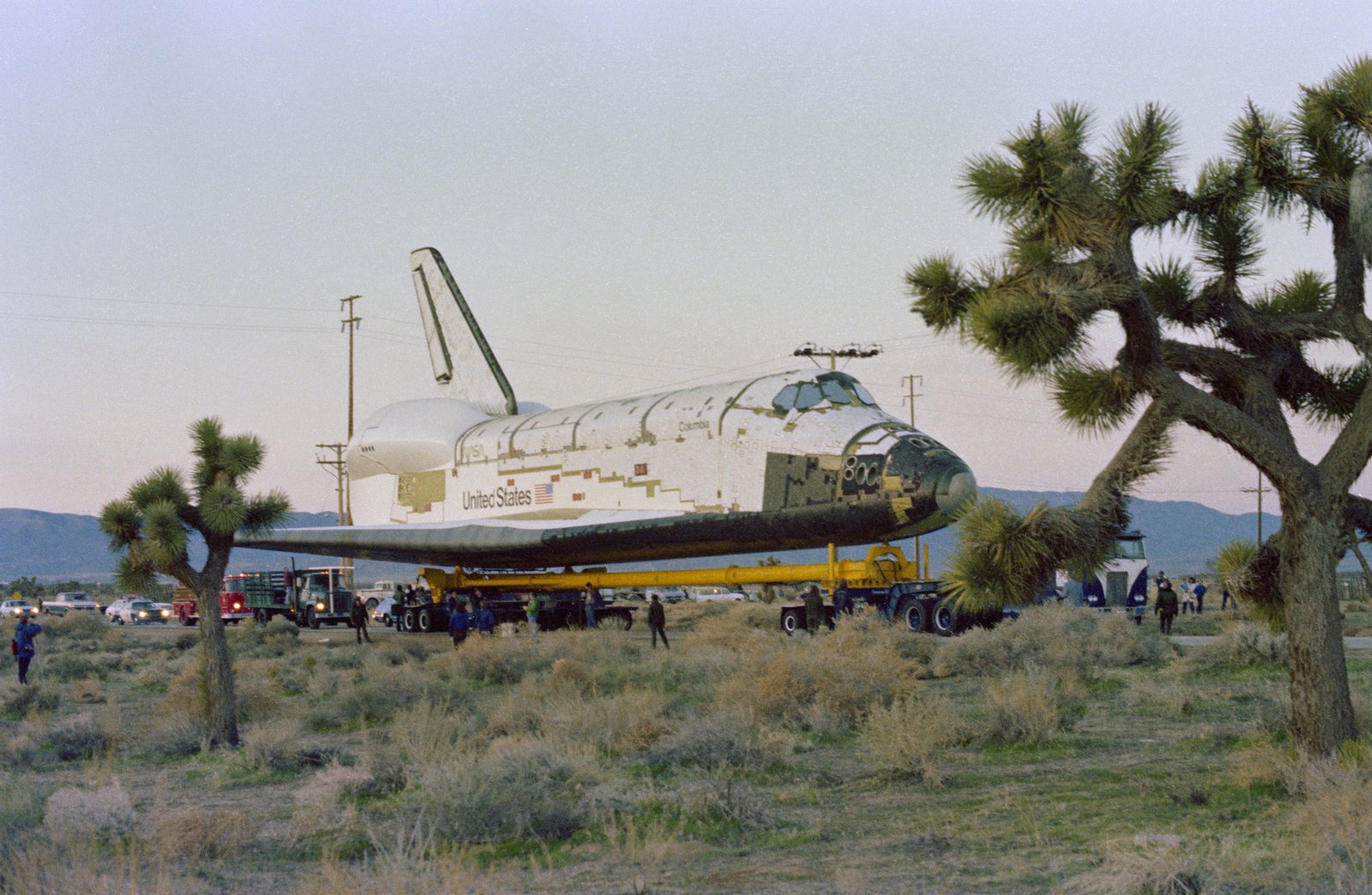 Des travailleurs transportent Columbia depuis les installations de Rockwells Palmdale jusqu'à Dryden, maintenant Armstrong, Flight Research Center de la NASA