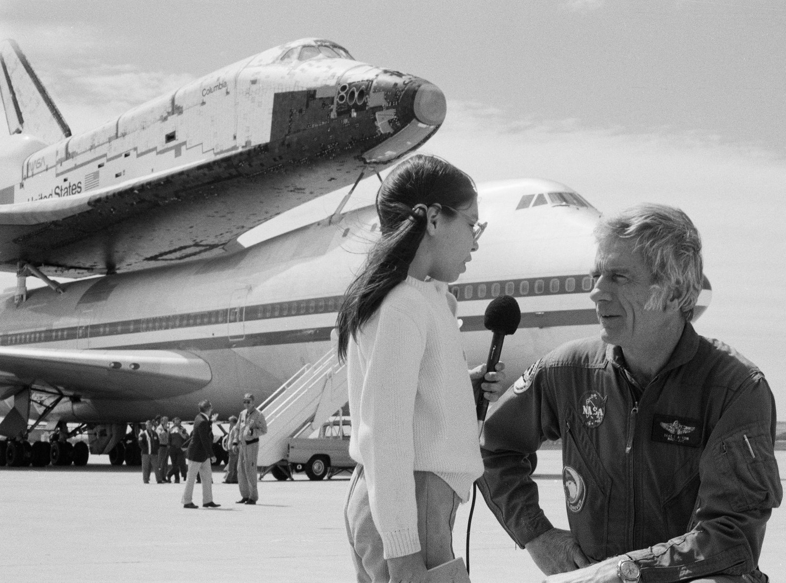 Tina Aguilar, neuf ans, jeune journaliste en herbe, interviewe l'astronaute Donald K. Deke Slayton devant Columbia et le SCA à Kelly AFB