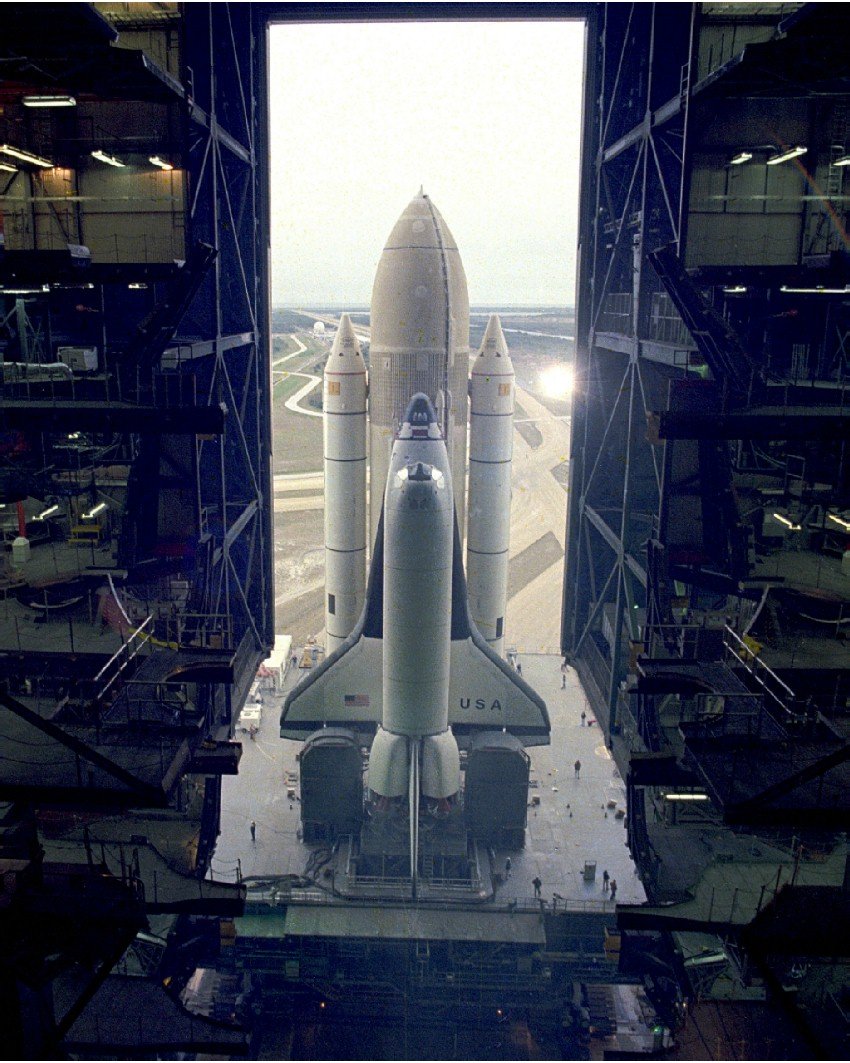 La navette spatiale Columbia sort du VAB en route vers la rampe de lancement 39A