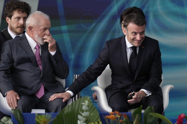 Le Français Macron embrasse le Brésilien Lula et les mèmes se moquent de leur « mariage »