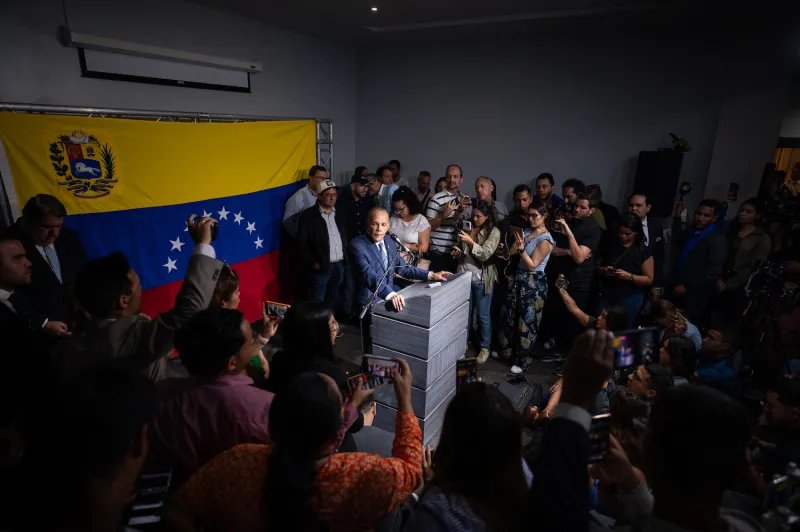 Manuel Rosales, du parti vénézuélien Un Nuevo Tiempo, s'exprime après avoir enregistré sa candidature à la présidentielle à Caracas le 26 mars.