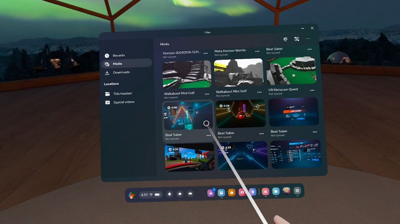 Parcourir la galerie multimédia dans un environnement de réalité virtuelle.