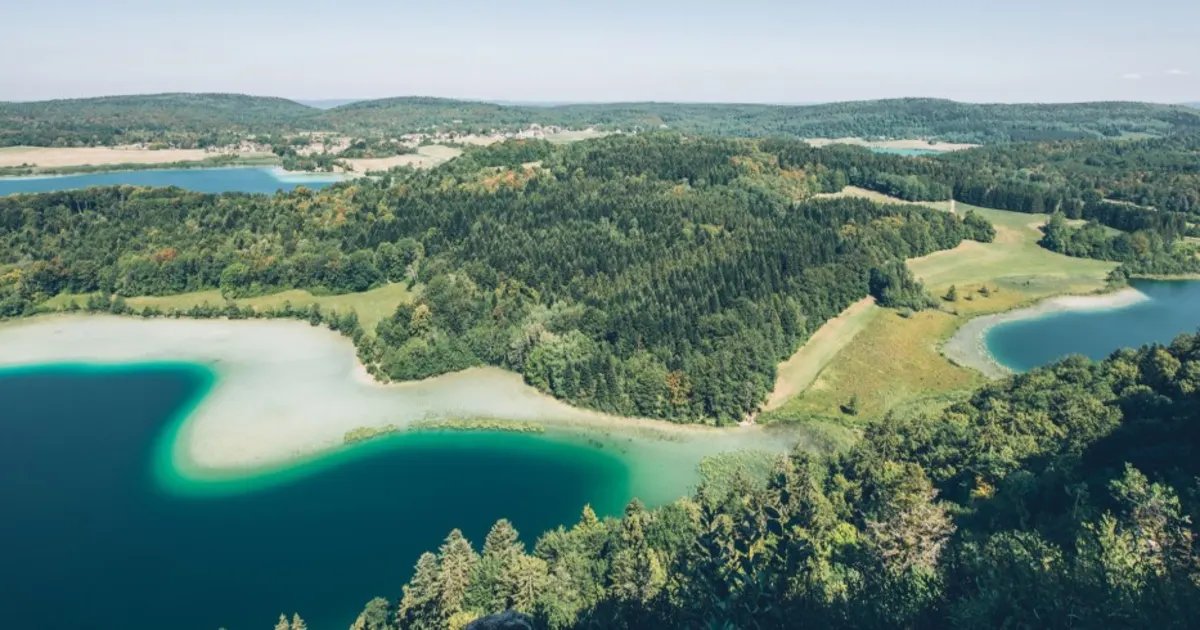 Activités familiales en plein air dans les montagnes du Jura français