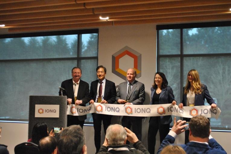 Cantwell célèbre l’ouverture officielle de la première usine de fabrication d’informatique quantique au pays à Bothell, Washington