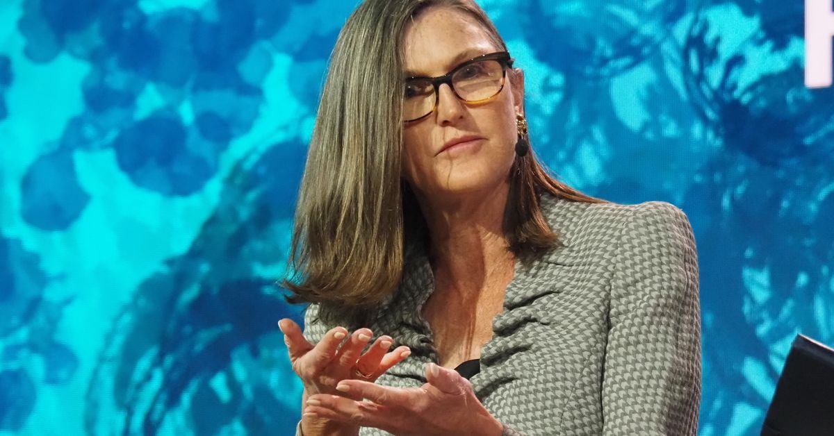 Cathie Wood qualifie Bitcoin de super autoroute financière et réitère son objectif de prix de 1,5 million de dollars