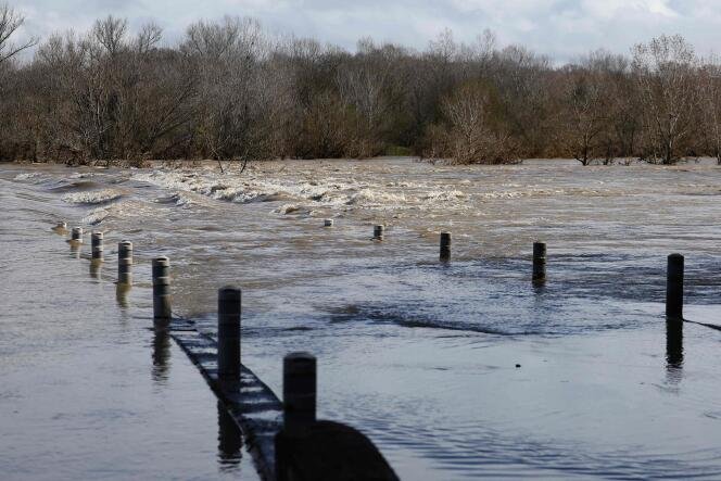 Un pont submergé par la rivière Gard en crue est photographié à Dions, le 10 mars 2024, à la suite de fortes pluies sur le sud-est de la France.  (Photo de CLÉMENT MAHOUDEAU / AFP)