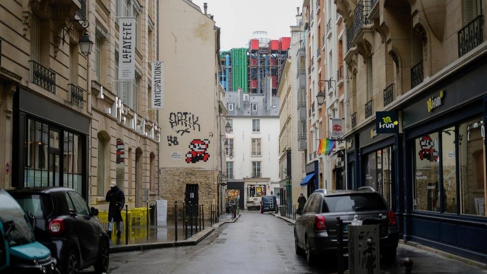 Comme Banksy, le mystère français « Invader » marque les villes avec leur art.  Il pourrait surprendre les JO de Paris