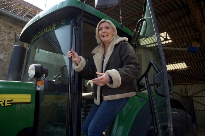 Marine Le Pen, alors candidate du Rassemblement National (extrême droite) à l'élection présidentielle française de 2022, dans une ferme de Courtenay, dans le centre de la France, le 19 mars 2022.