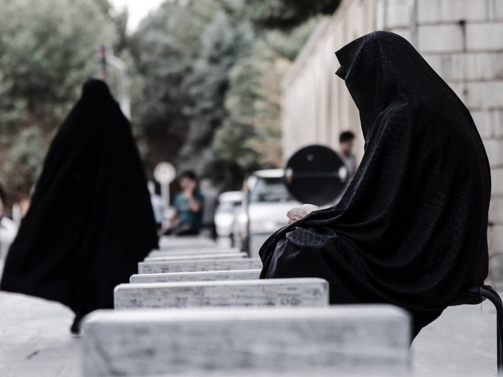 En France, le droit à l’avortement et l’interdiction du hijab mettent en évidence un double standard en matière de droits des femmes